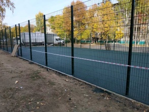 Забор на спортивную площадку 40 метров фото в Куровском