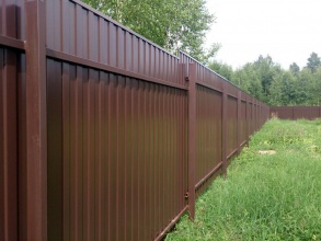 Забор из профнастила с забивными столбами 75 метров фото в Куровском
