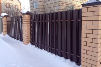 Забор из евроштакетника в шахматном порядке 30 метров фото в Куровском