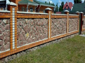Кирпичный забор с камнем 12 метров фото в Куровском