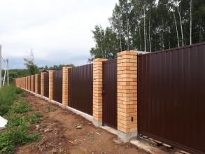 Кирпичный забор на ленточном фундаменте 12 метров фото в Куровском