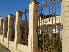 Кирпичный забор с ковкой  10 метров фото в Куровском