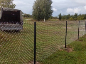 Забор из сетки рабицы в натяг 12 метров фото в Куровском