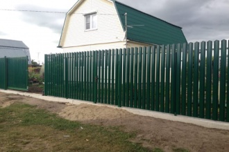 Забор из евроштакетника на ленточном фундаменте 70 метров фото в Куровском