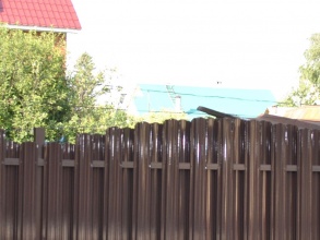 Забор из евроштакетника на ленточном фундаменте 10 метров фото в Куровском