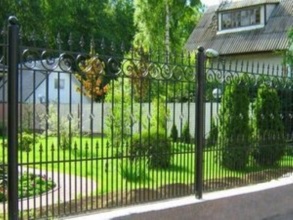 Кованые заборы на ленточном фундаменте 80 метров фото в Куровском