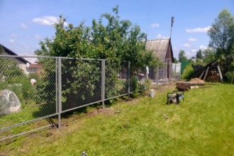 Забор из сетки рабицы в натяг секционный 80 метров фото в Куровском