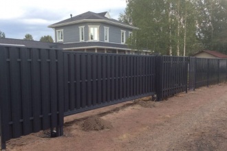 Забор из евроштакетника с бетонированием столбов 80 метров фото в Куровском